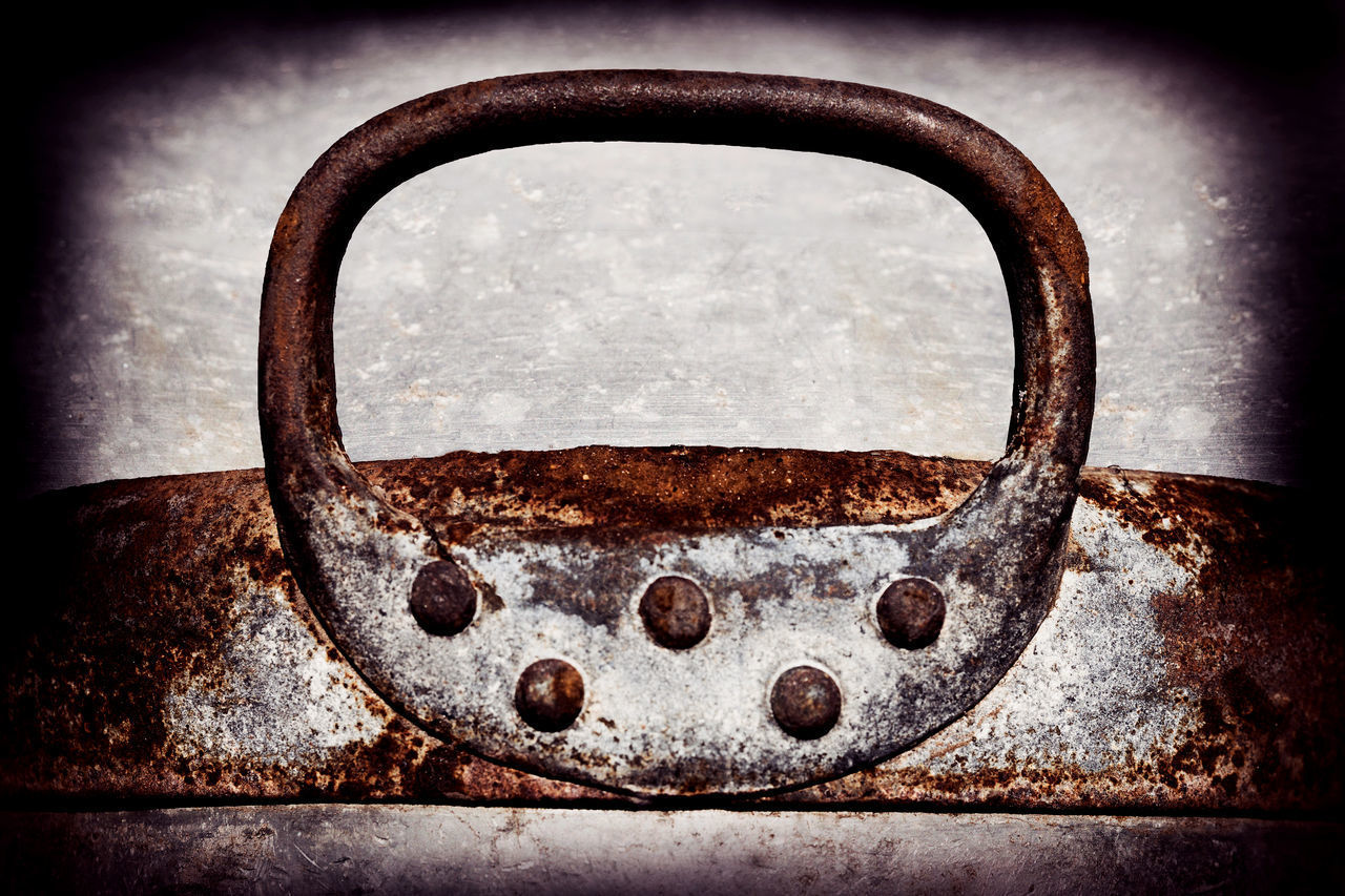 CLOSE-UP OF OLD RUSTY METALLIC WHEEL