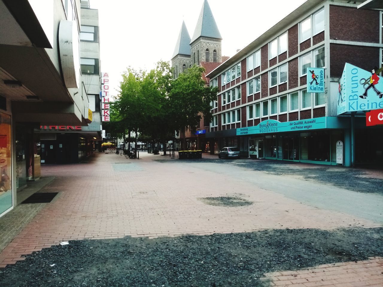 ROAD BY BUILDINGS IN CITY