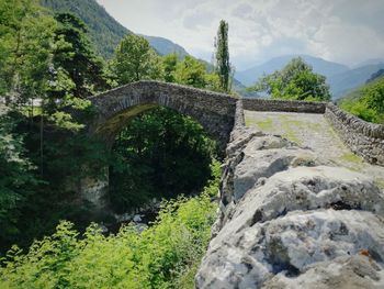 Arch bridge against sky