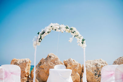 Wedding decoration by rocks at beach