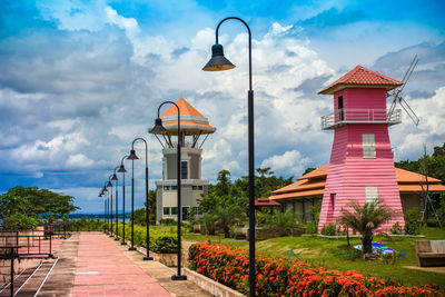 Street light by building against sky bueng khonglong