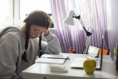 A difficult school assignment to solve. a teenage girl learns.