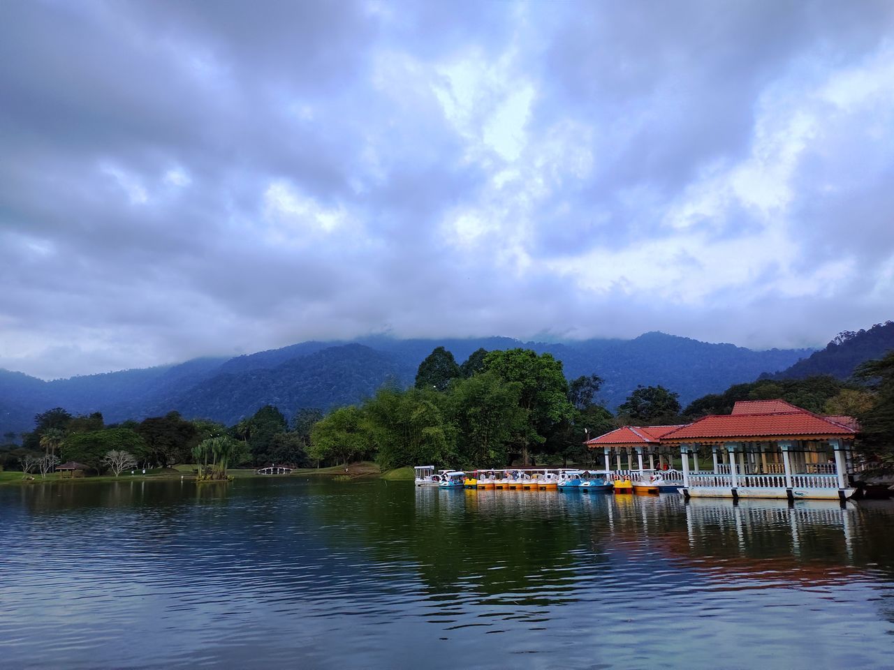 SCENIC VIEW OF LAKE AND HOUSE AGAINST SKY