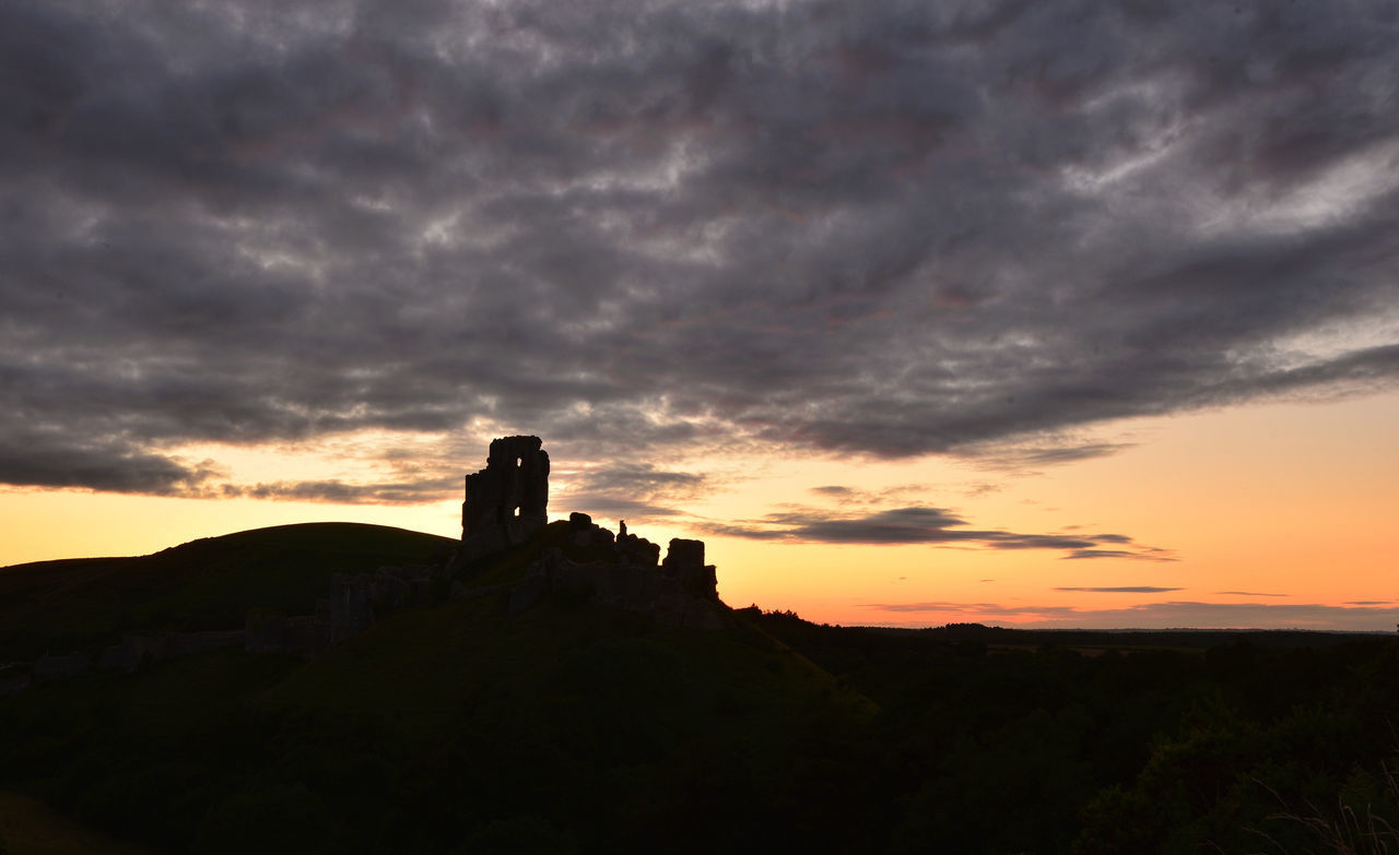 SILHOUETTE BUILDINGS AGAINST SKY AT SUNSET