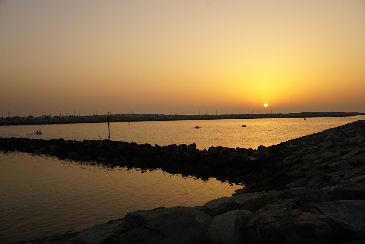 SCENIC VIEW OF SEA AGAINST SKY AT SUNSET