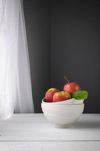 Close-up of apples in bowl on table