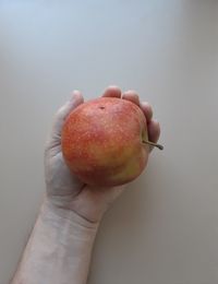 Close-up of hand holding apple