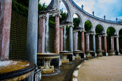 Colonnades by fountain