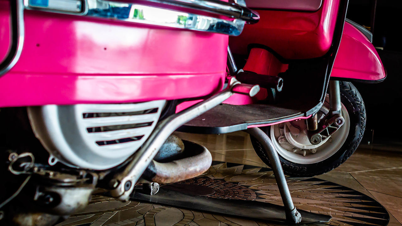 CLOSE-UP OF VINTAGE CAR IN CITY