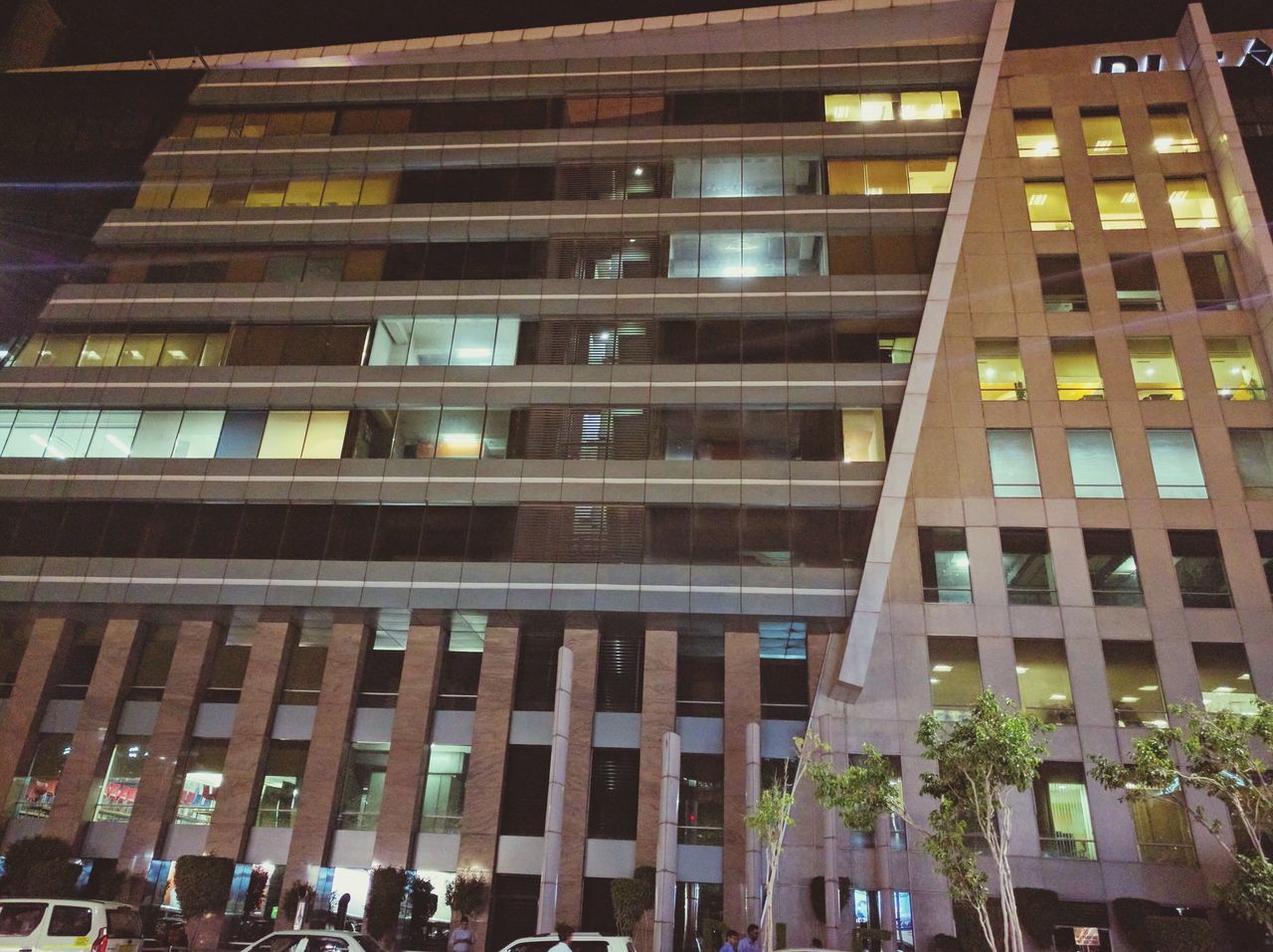 LOW ANGLE VIEW OF MODERN OFFICE BUILDING