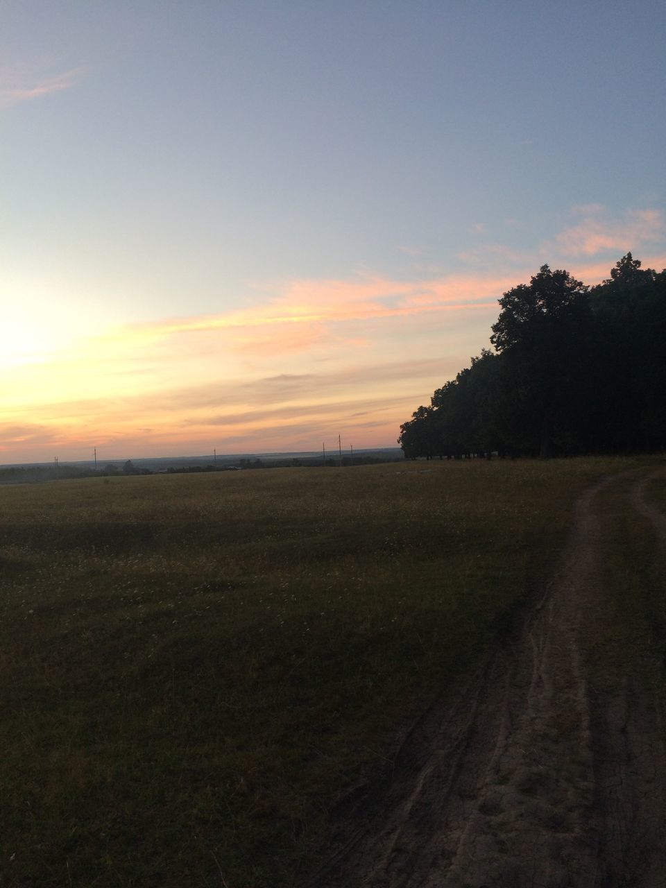 SCENIC VIEW OF LANDSCAPE AT SUNSET