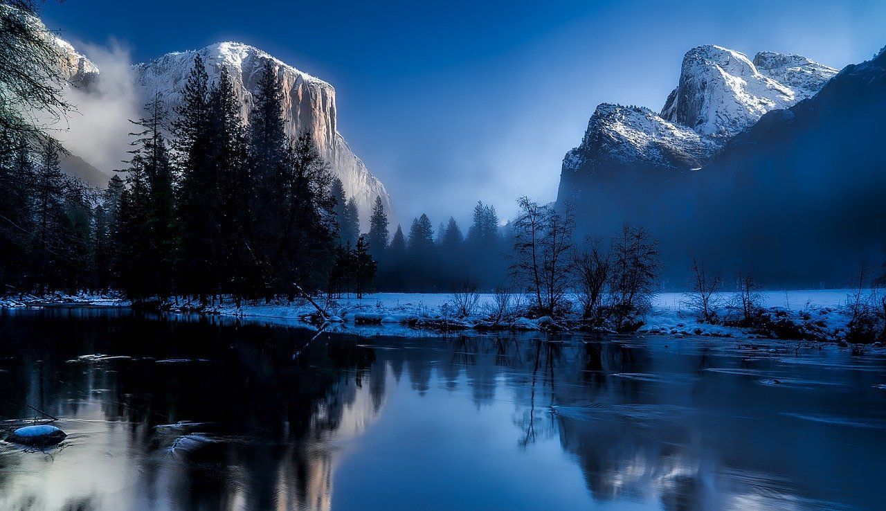 PANORAMIC VIEW OF LAKE BY SNOWCAPPED MOUNTAIN AGAINST SKY