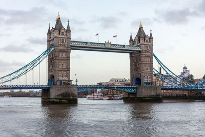 Tower bridge over thames river against sky