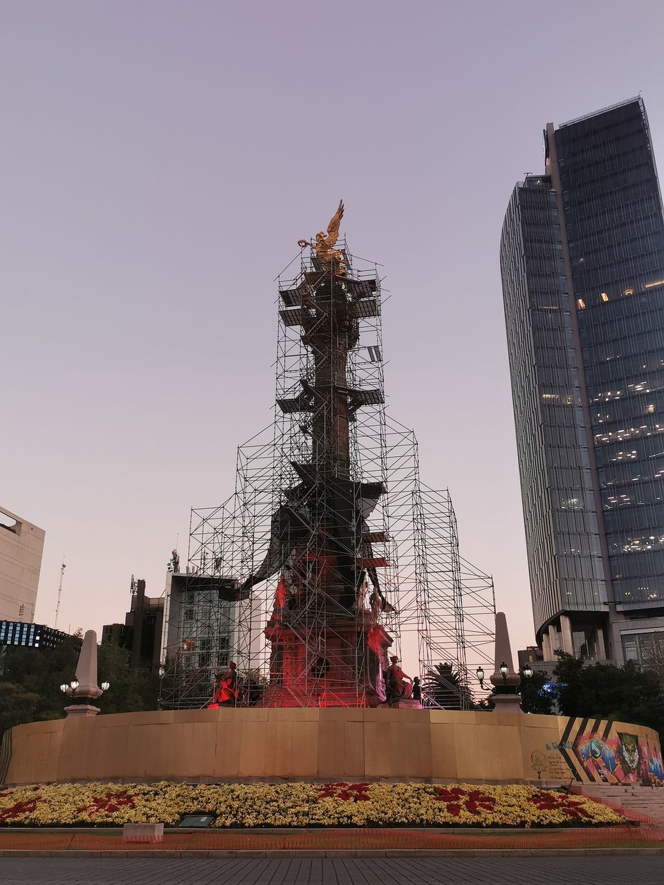 LOW ANGLE VIEW OF BUILDINGS IN CITY