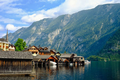 Beautiful scenery of village and mountain with tranquil lake in hallstatt, austria