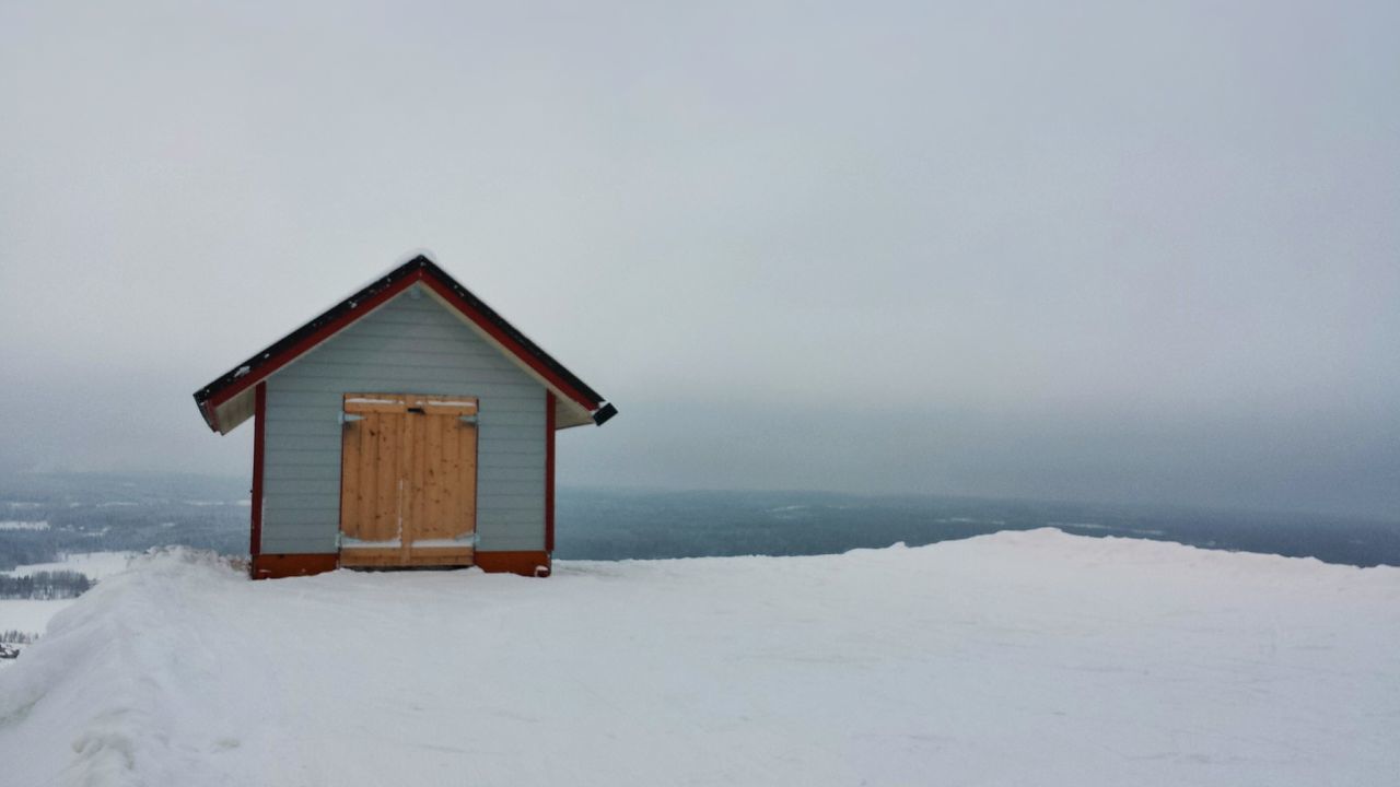 winter, snow, cold temperature, weather, season, tranquil scene, covering, tranquility, scenics, built structure, nature, beauty in nature, sky, white color, house, frozen, landscape, copy space, architecture, building exterior