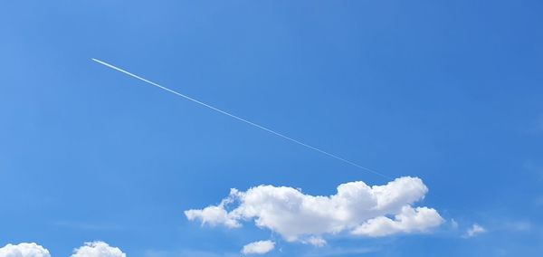 Low angle view of vapor trail in sky