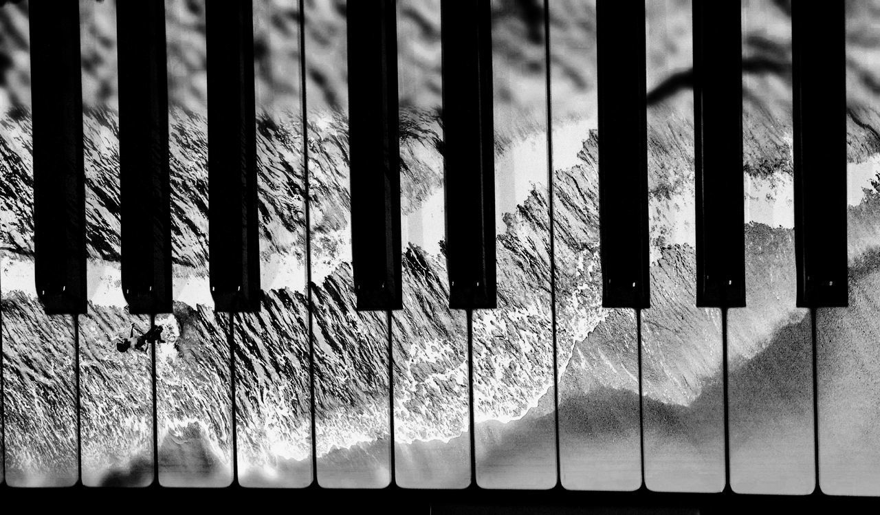 FULL FRAME SHOT OF OLD PIANO