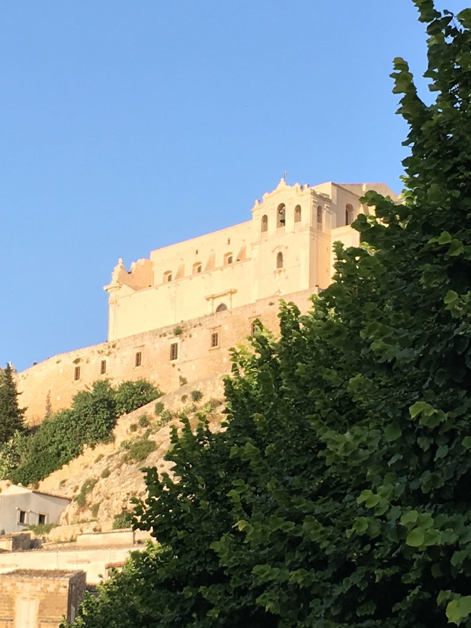 LOW ANGLE VIEW OF HISTORICAL BUILDING AGAINST CLEAR BLUE SKY