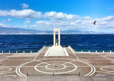 Arena dello stretto over sea against sky