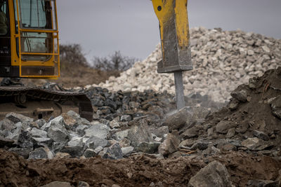 Hidraulick hammer crushing rocks 