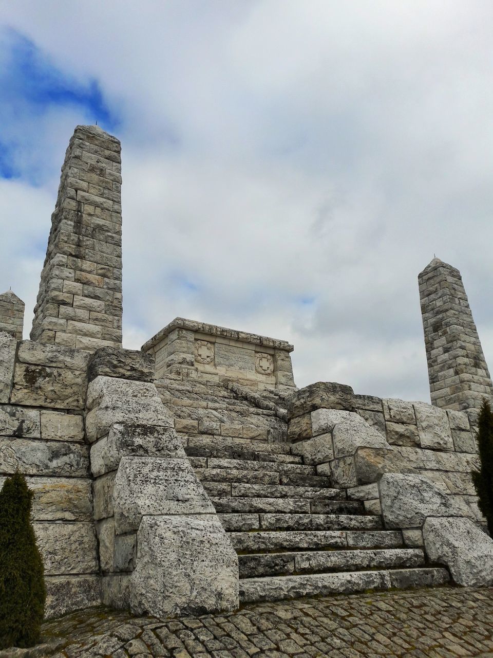 LOW ANGLE VIEW OF HISTORIC BUILDING AGAINST SKY