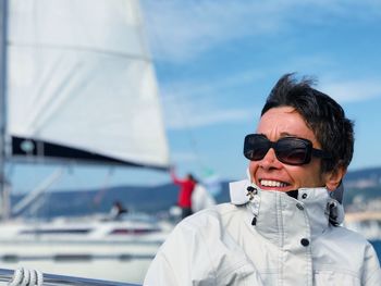 Close-up of woman wearing sunglasses against sky