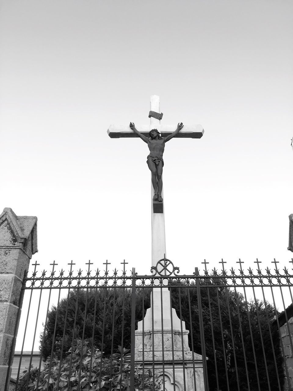 LOW ANGLE VIEW OF CROSS AGAINST CLEAR SKY