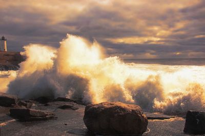 Waves splashing on rocks against sea