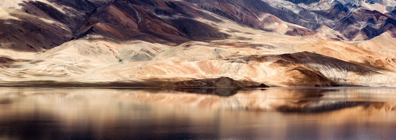 Tso moriri mountain lake panorama with mountains and blue sky reflections in the lake