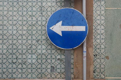 Arrow symbol on patterned wall