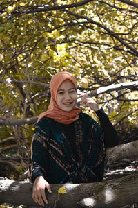 Portrait of a smiling young woman outdoors