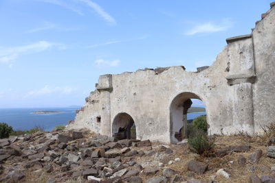 Scenic view of a historical wall and sea against sky