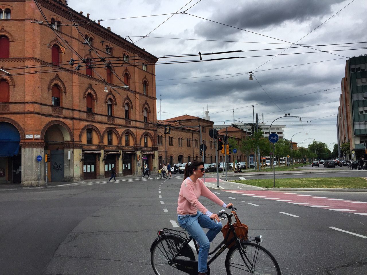 architecture, building exterior, built structure, sky, land vehicle, cloud - sky, mode of transport, cloudy, road, city, cloud, lifestyles, day, building, the way forward, city life, outdoors, city street, leisure activity, unrecognizable person, parked, diminishing perspective