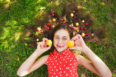 Portrait of a smiling young woman holding apple