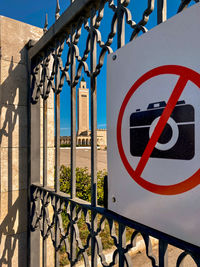Information sign on metal gate