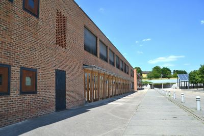 Narrow walkway along buildings