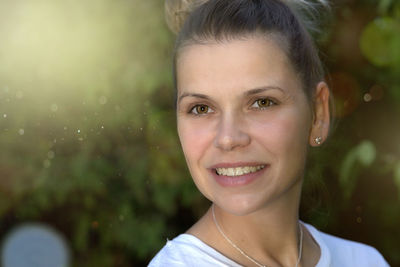Portrait of a smiling young woman outdoors