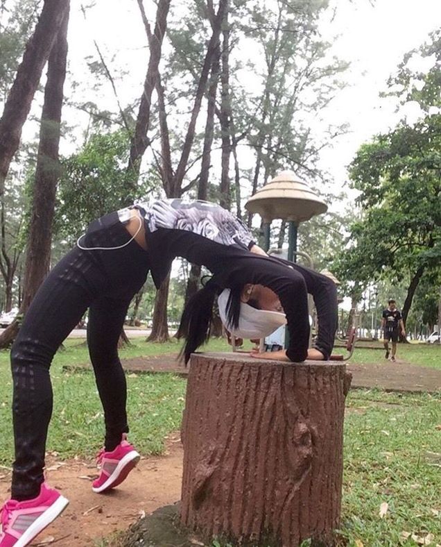 tree, real people, day, leisure activity, togetherness, full length, lifestyles, casual clothing, young women, outdoors, young adult, friendship, nature, animal themes, sky, mammal