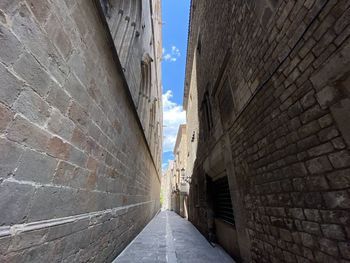 Narrow alley amidst buildings in city