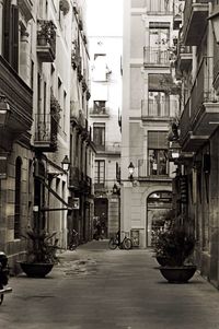 Narrow alley in city