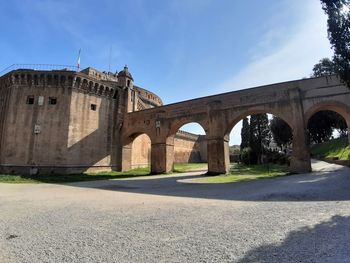 Arch bridge against sky