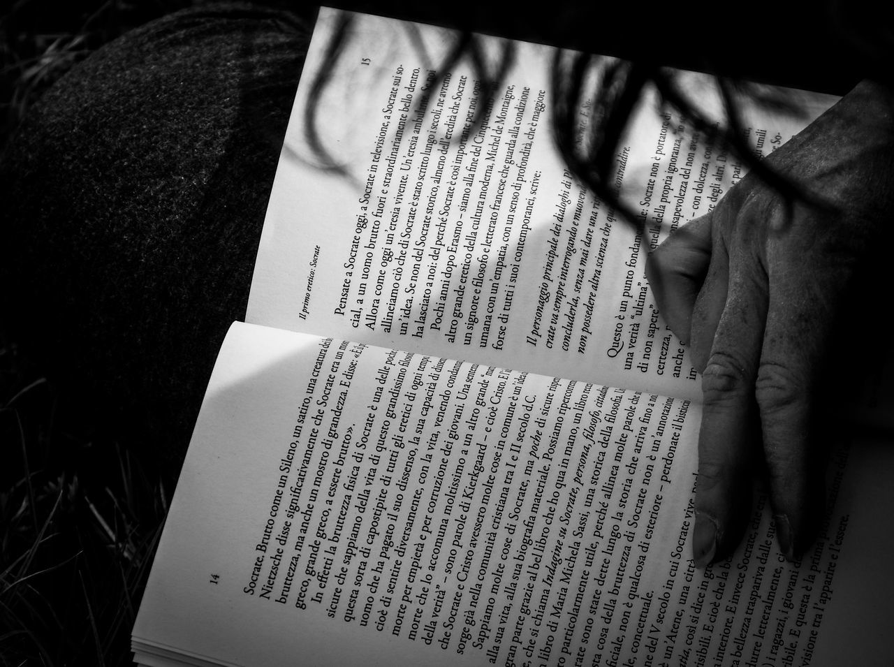 HIGH ANGLE VIEW OF MAN HOLDING BOOK