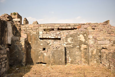 Old ruin building against sky