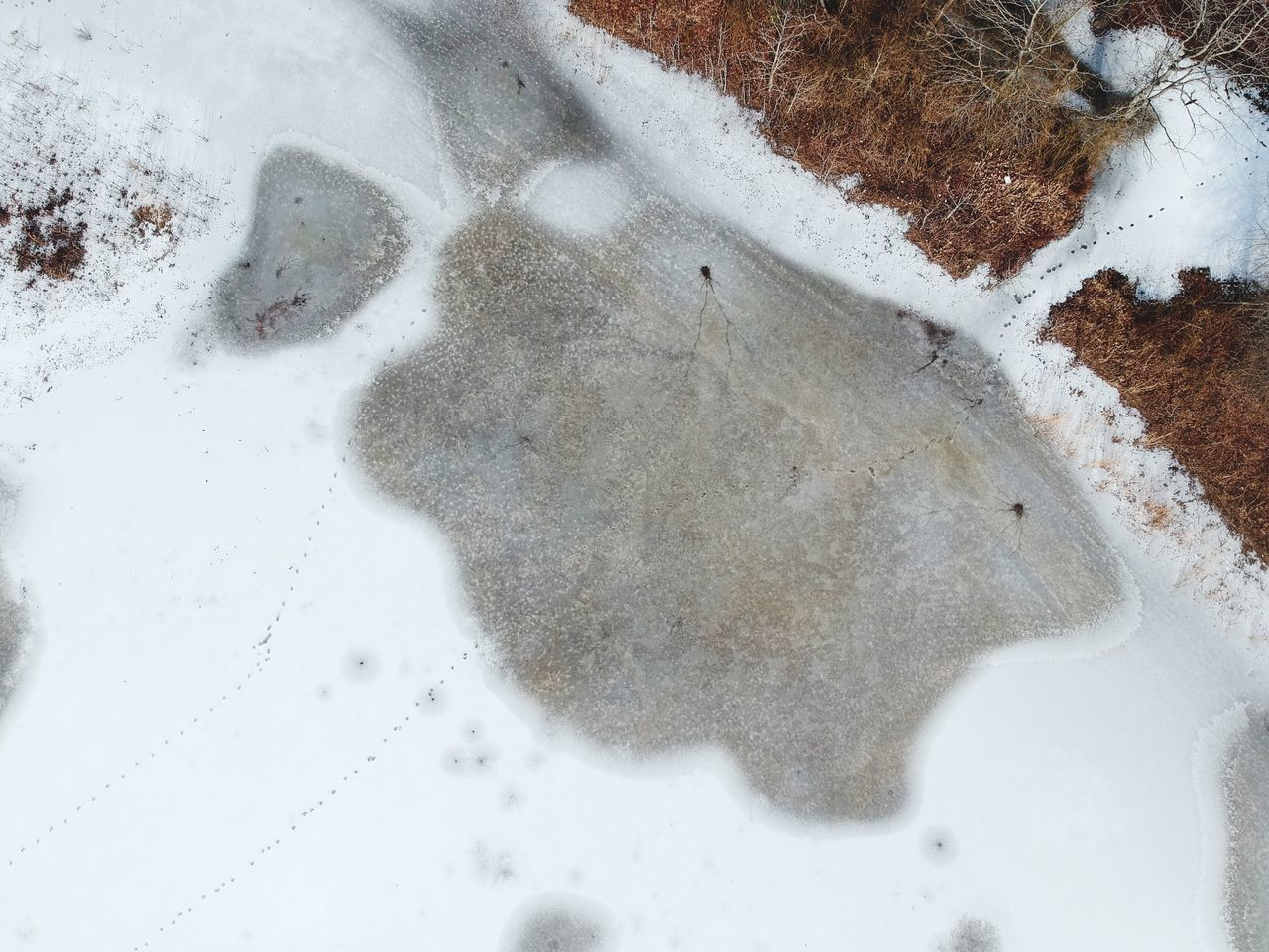 HIGH ANGLE VIEW OF SNOW ON WATER