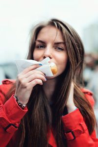 Portrait of young woman eating