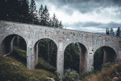 Arch bridge against sky