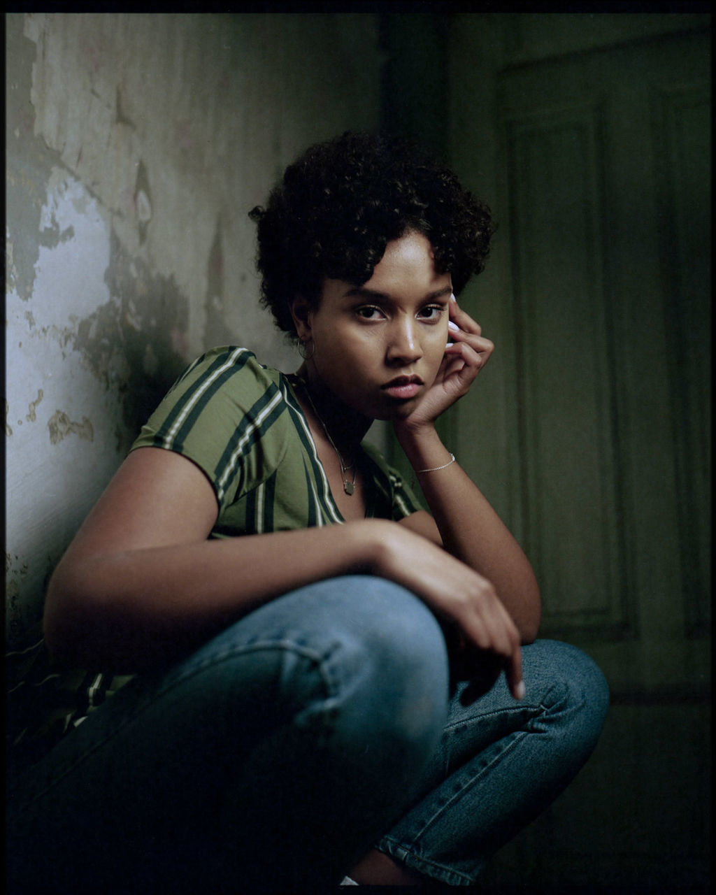 PORTRAIT OF YOUNG WOMAN SITTING ON SOFA