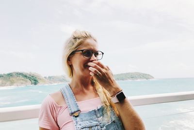 Portrait of young man wearing sunglasses against sky