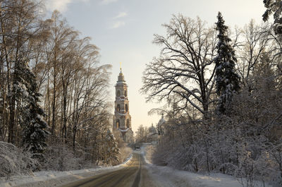 Road passing through buildings in winter
